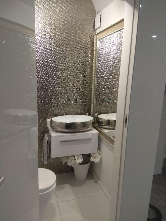 Luxury Apartment With Own Parking คอร์ซุฟ ภายนอก รูปภาพ